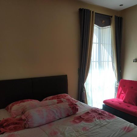 Villa Gumilang Batu  Eksteriør billede